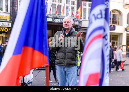 Prag, Tschechien. Nov. 2019. Der tschechische Politiker Miroslav Sládek spricht am 30. Jahrestag der Samtenen Revolution die Menge auf dem Prager Wenseslas-Platz an. Sládek (* 24. Oktober 1950 in Hradec Králové) ist Gründer und Vorsitzender der rechtspopulistischen Koalition für Republik - Republikanische Partei der Tschechoslowakei (SPR-RSČ). Stockfoto