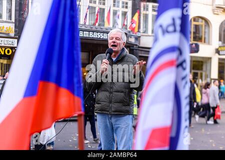 Prag, Tschechien. Nov. 2019. Der tschechische Politiker Miroslav Sládek spricht am 30. Jahrestag der Samtenen Revolution die Menge auf dem Prager Wenseslas-Platz an. Sládek (* 24. Oktober 1950 in Hradec Králové) ist Gründer und Vorsitzender der rechtspopulistischen Koalition für Republik - Republikanische Partei der Tschechoslowakei (SPR-RSČ). Stockfoto