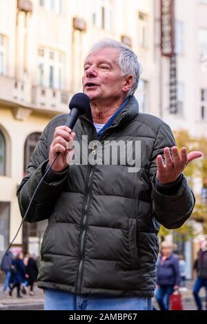 Prag, Tschechien. Nov. 2019. Der tschechische Politiker Miroslav Sládek spricht am 30. Jahrestag der Samtenen Revolution die Menge auf dem Prager Wenseslas-Platz an. Sládek (* 24. Oktober 1950 in Hradec Králové) ist Gründer und Vorsitzender der rechtspopulistischen Koalition für Republik - Republikanische Partei der Tschechoslowakei (SPR-RSČ). Stockfoto