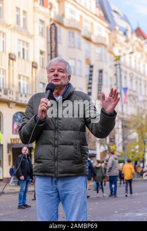 Prag, Tschechien. Nov. 2019. Der tschechische Politiker Miroslav Sládek spricht am 30. Jahrestag der Samtenen Revolution die Menge auf dem Prager Wenseslas-Platz an. Sládek (* 24. Oktober 1950 in Hradec Králové) ist Gründer und Vorsitzender der rechtspopulistischen Koalition für Republik - Republikanische Partei der Tschechoslowakei (SPR-RSČ). Stockfoto