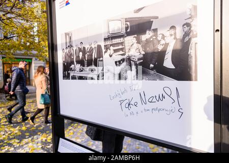 Prag, Tschechien. Nov. 2019. Graffiti auf einem Bild aus der Samtenen Revolution von 1989 in Prag. Die Graffiti behaupten, dies sei "Fake News" und wurde von "russischen Bots" orchestriert. Stockfoto