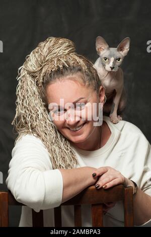 Fröhliche mittlere Erwachsene Frau und ihr Haustierkätzchen-Porträt Stockfoto