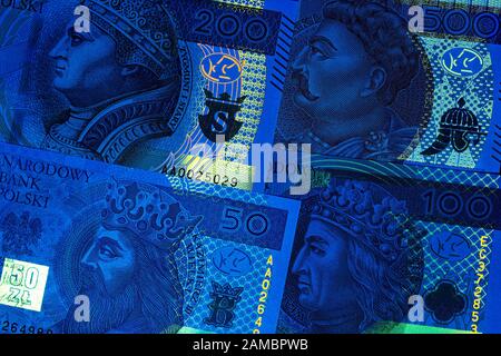 Polnisches Geld in UV-Strahlen, einer neuen Serie von Banknoten Stockfoto