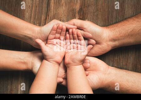 Drei Familienhände. Liebe, Zusammenleben, Glück im Familienkonzept Stockfoto