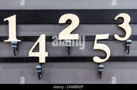 Metallbügel mit Haken und Holznummern. Stockfoto