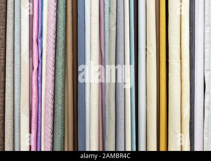 Beispiele aus mehrfarbigem Stoff. Die Textur des Vorhangstoffs. Stockfoto