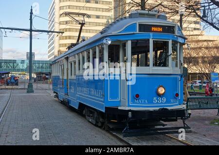 Memphys, TN -5 JAN 2020 - Blick auf den Main Street Trolley, eine klassische blaue Straßenbahn in Memphys, Tennessee, Vereinigte Staaten. Stockfoto