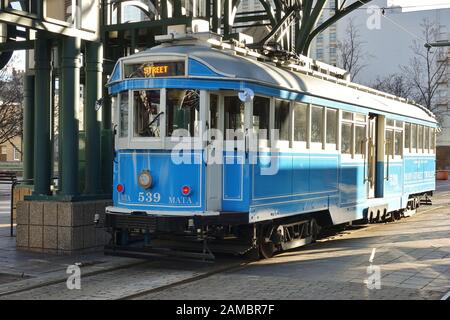 Memphys, TN -5 JAN 2020 - Blick auf den Main Street Trolley, eine klassische blaue Straßenbahn in Memphys, Tennessee, Vereinigte Staaten. Stockfoto