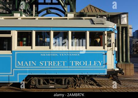 Memphys, TN -5 JAN 2020 - Blick auf den Main Street Trolley, eine klassische blaue Straßenbahn in Memphys, Tennessee, Vereinigte Staaten. Stockfoto