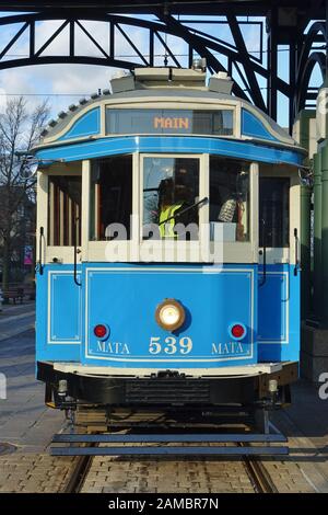 Memphys, TN -5 JAN 2020 - Blick auf den Main Street Trolley, eine klassische blaue Straßenbahn in Memphys, Tennessee, Vereinigte Staaten. Stockfoto