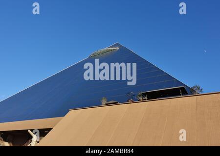 Memphis, TN -5 JAN 2020 - Blick auf die Memphis-Pyramide (Great American Pyramid), eine Wahrzeichen Arena in Memphis-Tennessee, Vereinigte Staaten. Stockfoto