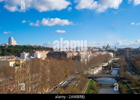 Blick auf die Kathedrale von Almudena und den Königspalast in Madrid, Spanien Stockfoto