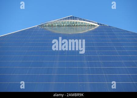 Memphis, TN -5 JAN 2020 - Blick auf die Memphis-Pyramide (Great American Pyramid), eine Wahrzeichen Arena in Memphis-Tennessee, Vereinigte Staaten. Stockfoto