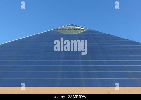 Memphis, TN -5 JAN 2020 - Blick auf die Memphis-Pyramide (Great American Pyramid), eine Wahrzeichen Arena in Memphis-Tennessee, Vereinigte Staaten. Stockfoto