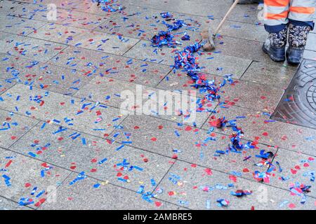 Mehrfarbige Glitzerscheiben auf dem Straßenbelag nach dem Urlaub saubere Wischtücher. Die Arbeit des Müllsammlers. Stockfoto