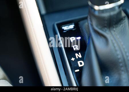 Der Fahrgebergriff mit Automatikgetriebe, Fahrzeuginnenraum, Nahaufnahme Stockfoto