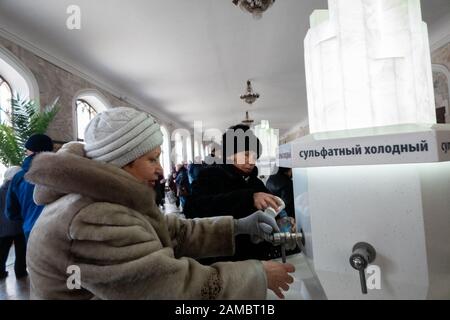 Narzannaja-Galerie in Kislowodsk mit Blick auf die Stadt Stockfoto