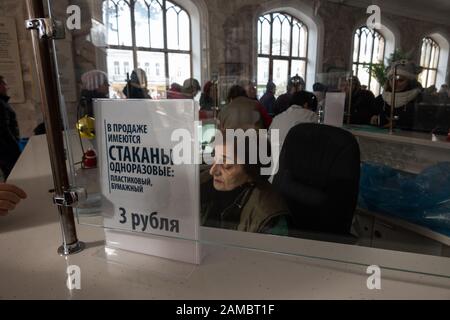 Narzannaja-Galerie in Kislowodsk mit Blick auf die Stadt Stockfoto