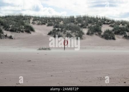 Lebensretter vor der Düne an einem windigen Tag in Yyteri Strand, Pori, Finnland Stockfoto