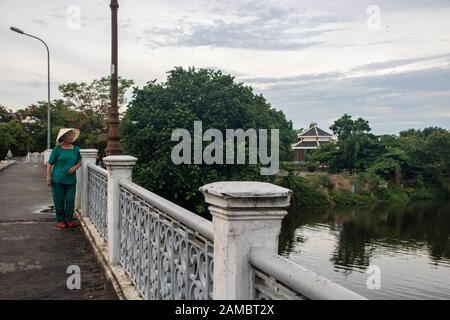 Hue City - Vietnam - am august 2019 - Frau, die auf der Brücke über den Parfümfluss spazieren geht Stockfoto