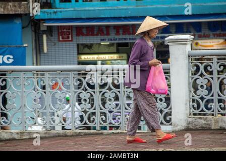 Hue City - Vietnam - am august 2019 - Frau, die auf der Brücke über den Parfümfluss spazieren geht Stockfoto