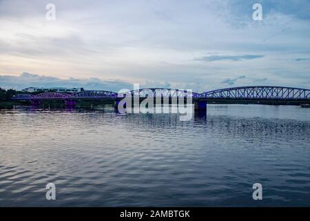 Blick auf den Parfüm-Fluss und die Truong tien Brücke am Abend Stockfoto