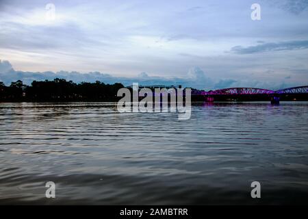 Blick auf den Parfüm-Fluss und die Truong tien Brücke am Abend Stockfoto