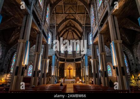 Bariloche, ARGENTINIEN, 18. JUNI 2019: Interieur der Kathedrale Nuestra Senora del Nahuel Huapi. Dekoriert mit vielen argentinien-flaggen Stockfoto