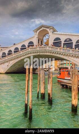 Rialtobrücke und Canal Grande in Venedig, Italien. Die Rialtobrücke (Ponte di Rialto), die älteste der vier Brücken, die den Canal Grande in Venedig überspannen. Stockfoto