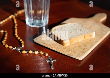 Brot und Wasser vor ostern mit Rosenkugeln geliehen. Stockfoto