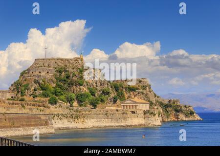 Kerkyra, Hauptstadt der Insel Korfu. Griechenland. Blick auf Die Alte Festung der Stadt Korfu auf der Halbinsel bis zum kristallklaren azurblauen Meer. Stockfoto