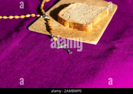 Brot und Rosenkraulen liehen vor ostern das Konzept. Stockfoto