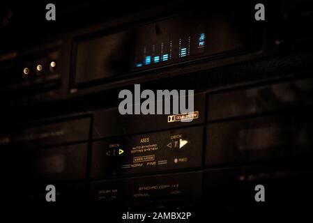 BARILOCHE, ARGENTINIEN, 18. JUNI 2019: Nahaufnahme eines alten Stereo-Musikanlage mit grafischem Lautstärkeregler, der im Dunkeln leuchtet. Stockfoto