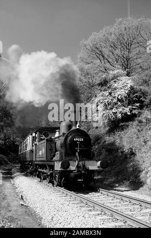 LNER Klasse J72 0-6-0 Nr. 69023 Joem vorbei Beck Bohrung auf der North Yorkshire Moors Railway. (Von einem sicheren Ort aus fotografiert) Stockfoto