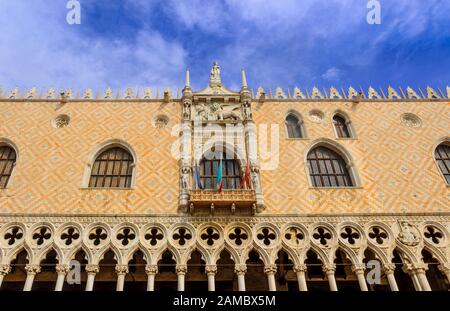 Blick auf den Dogenpalast (Palazzo Ducale) in Venedig, Italien. Es ist eines der berühmtesten Gebäude Venedigs am Dogenpalast am Markusplatz. Stockfoto