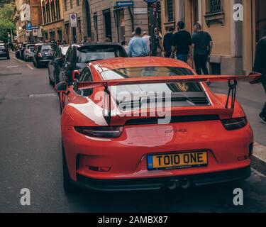 PORSCHE 911 GT3 RS in Orange Vulkan in den Straßen von Mailand, Italien Stockfoto