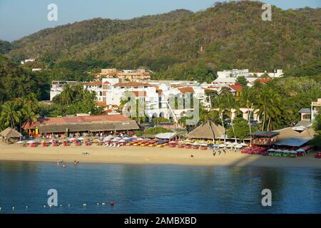 Schiffskreuzstation und Resort mit Blick auf die Huatulco-Buchten von Huatulco, Mexiko, L'Entrega Bay, Bahias de Huatulco, Oaxaca, Santa Cruz Beach Stockfoto