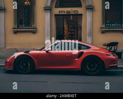 PORSCHE 911 GT3 RS in Orange Vulkan in den Straßen von Mailand, Italien Stockfoto