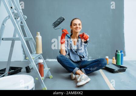 Lächelnde Hausmalerin nach Hausreparatur Stockfoto