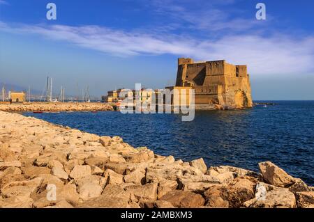 Castel OVO (Ei Schloss) eine mittelalterliche Festung in der Bucht von Neapel, Italien. Stockfoto