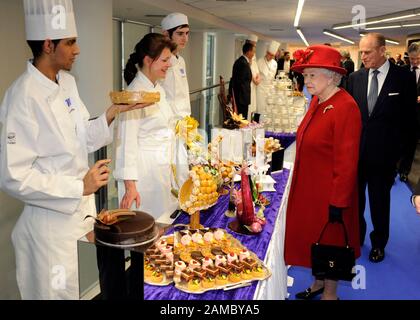 Die Königin und Der Herzog von Edinburgh nehmen an der Eröffnung des Paragon House an der Thames Valley University in West London Teil. Stockfoto