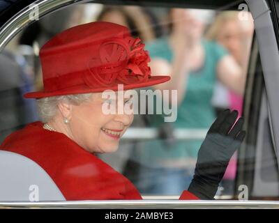 Die Königin und Der Herzog von Edinburgh nehmen an der Eröffnung des Paragon House an der Thames Valley University in West London Teil. Stockfoto