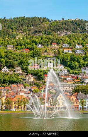 Brunnen in Lille Lungegardsvannet See in der Innenstadt von Bergen, Norwegen Stockfoto