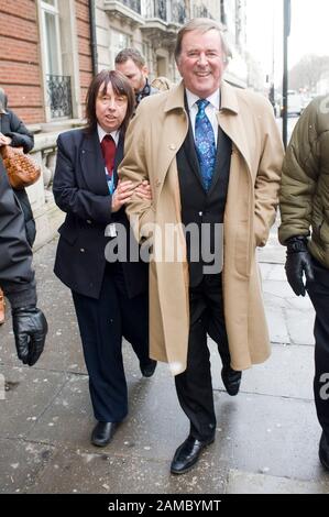 Der Top-Radiomoderator Sir Terry Wogan verlässt das Sendehaus in London nach seiner letzten BBC Radio Two Show am 18. Dezember 2009. Stockfoto