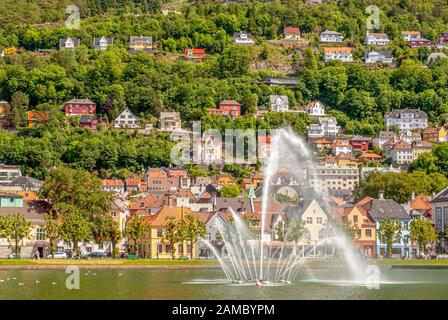 Brunnen in Lille Lungegardsvannet See in der Innenstadt von Bergen, Norwegen Stockfoto