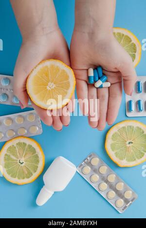 Medikamente, Pillen, Thermometer, traditionelle Medizin für die Behandlung von Erkältungen, Grippe, Wärme auf einem blauen Hintergrund. Aufrechterhaltung der Immunität. Saisonale Krankheiten. Stockfoto