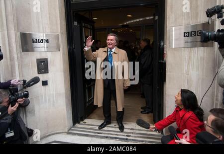 Der Top-Radiomoderator Sir Terry Wogan verlässt das Sendehaus in London nach seiner letzten BBC Radio Two Show am 18. Dezember 2009. Stockfoto