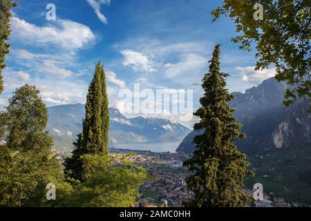 Blick über Lago di Garda und Riva del Garda von der Strada Statale 421 in Cologna, Trentino-Alto Aldige, Italien Stockfoto