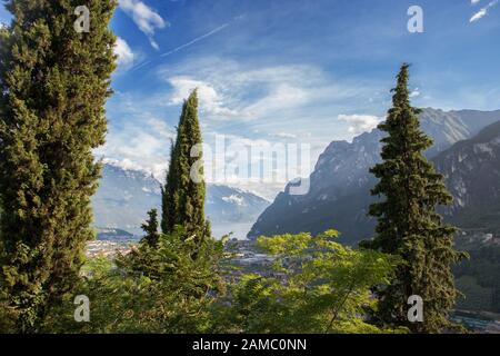 Blick über Lago di Garda und Riva del Garda von der Strada Statale 421 in Cologna, Trentino-Alto Aldige, Italien Stockfoto