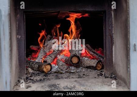 Hot lebendige brennen Birke in Kamin an einem kalten Wintertag. Stockfoto